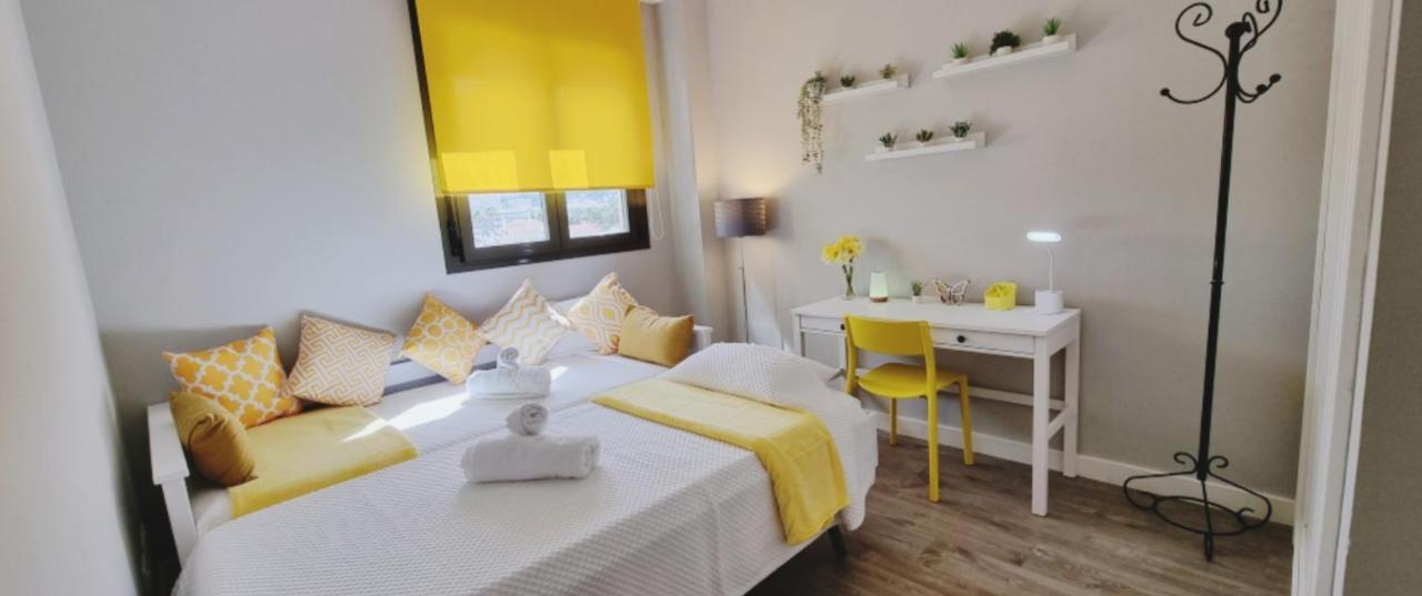 Excellent Location- Beach, Pool, Telework, 2 Bikes, Parking & Wifi Gratis At "Casa Carol'S" Torremolinos Eksteriør billede